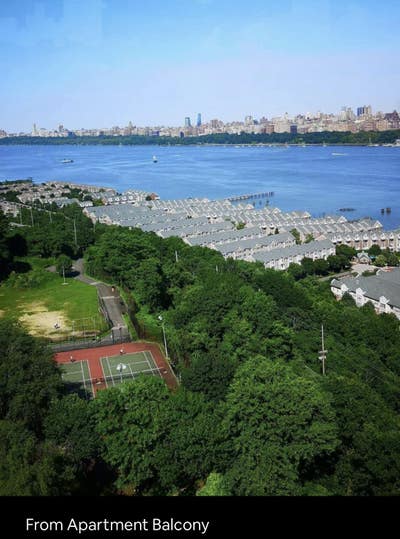 Small room in a waterfront high rise  Main Photo