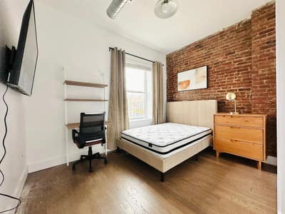 Exposed Brick, Laundry, Rooftop, Gym, 2 Bath #518 Main Photo