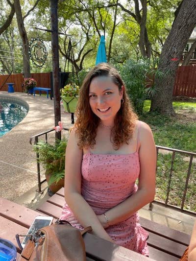 Woman looking for a room in New Braunfels Main Photo