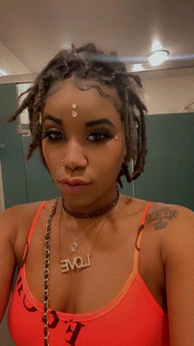 Looking for a room for 2 females and one male  Main Photo