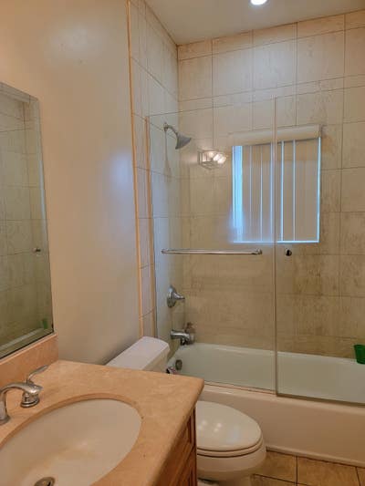 Room w/private bath in 4 bedroom house. Main Photo