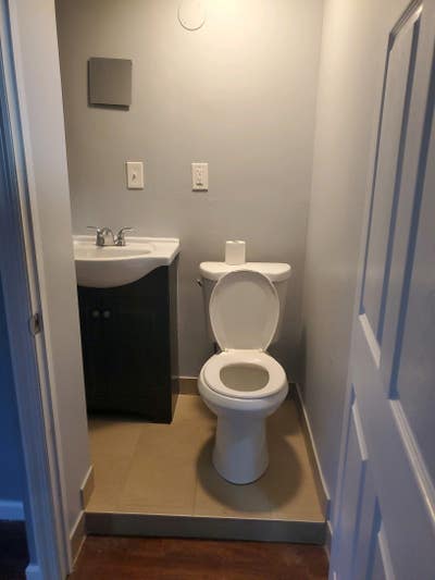 Two rooms you share the bathroom only with one per Main Photo