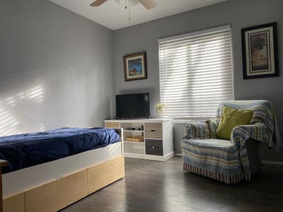 Furnished bedroom in private home Main Photo