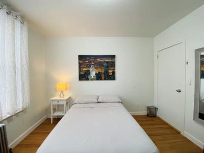 Private room close to L-M train  Main Photo