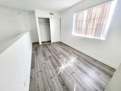 Lovely 1 bdr loft in Penthouse in Hollywood Main Photo