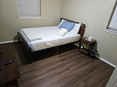 One private furnished bedroom with Shared bathroom Main Photo