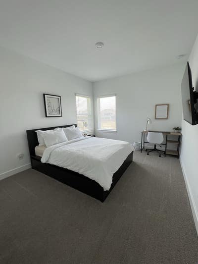 Spacious Room with Private Bathroom and Closet Main Photo