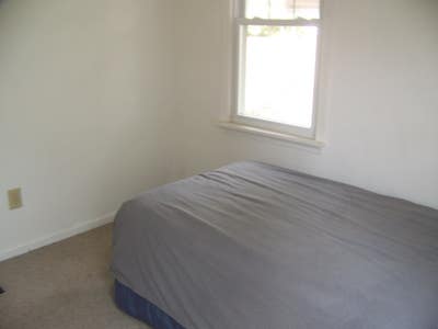 Looking for a friendly quiet roommate Main Photo