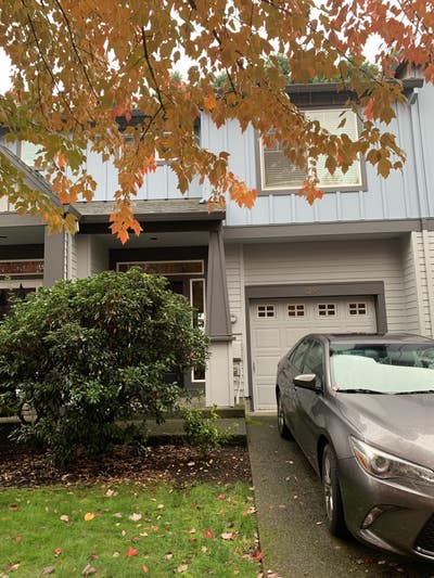 Looking for roommate(s) to share townhouse Main Photo