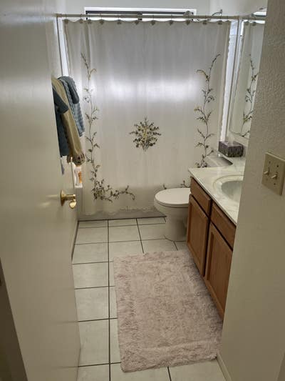 Quiet room with split bedroom plan Main Photo