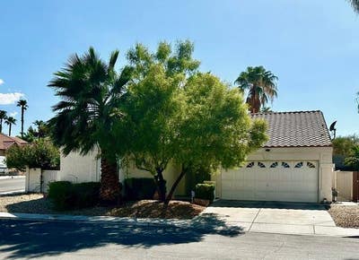 1900 square ft home in a nice quiet neighborhood. Main Photo