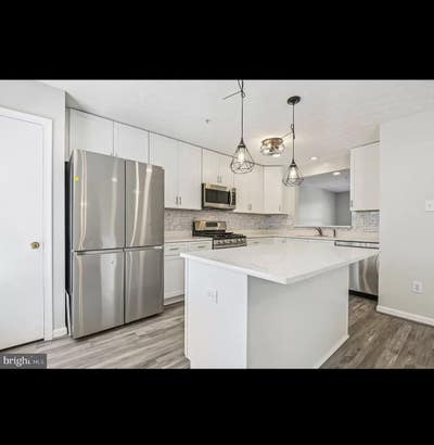 Beautiful townhome room for rent Main Photo