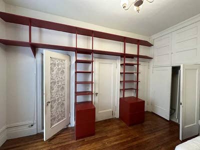 Available now, amazing location, huge room Main Photo