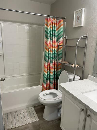 Room for Rent in 3 bedroom home Main Photo