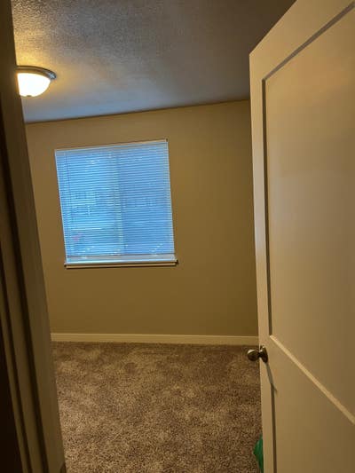 Rent 2nd apt. bedroom 9’x11’ has Walk in closet    Main Photo