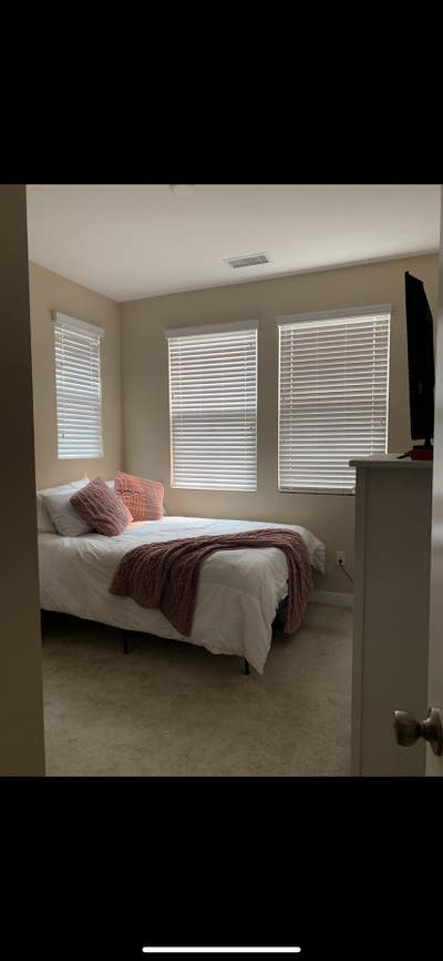 Room for Rent in New Town Home Main Photo