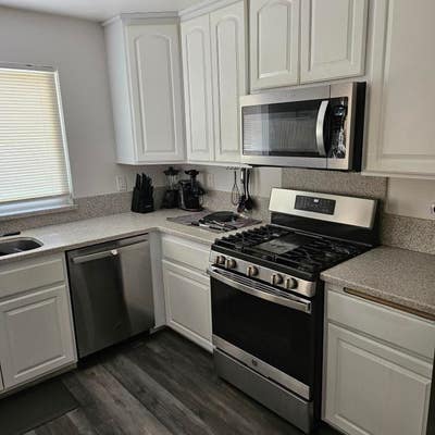 Furnished Room in 5-Bedroom Home Main Photo