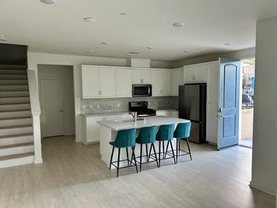 Clean quiet room in gated community Main Photo