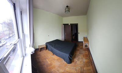 One room for rent in a three bedroom Main Photo