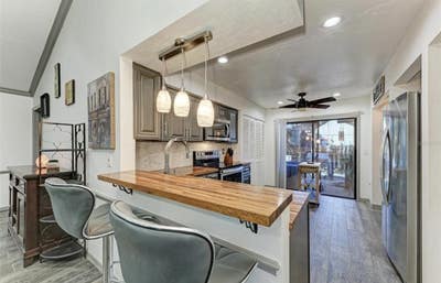 Amply sized room (shared bathroom wing) Main Photo