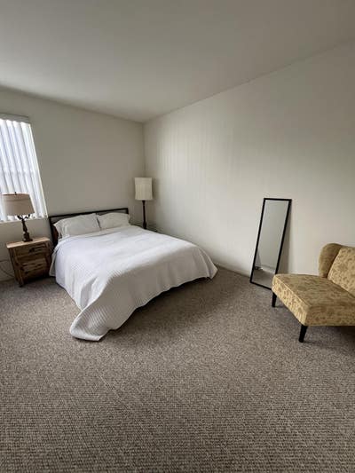 Bright and big master bedroom with walk in closet Main Photo