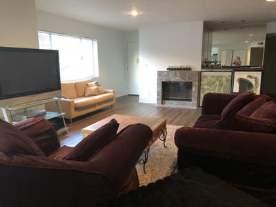 Big room available in giant 4-bedroom apartment Main Photo