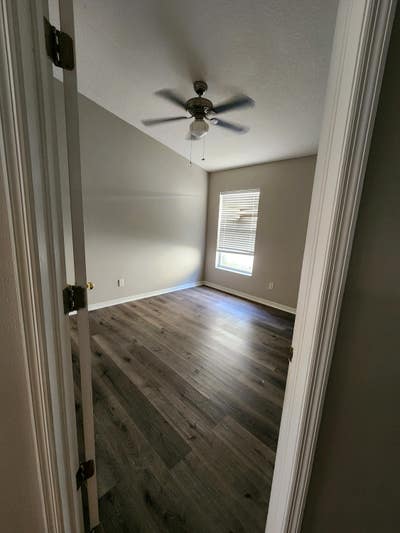 Room available in Peaceful lakeside neighborhood Main Photo
