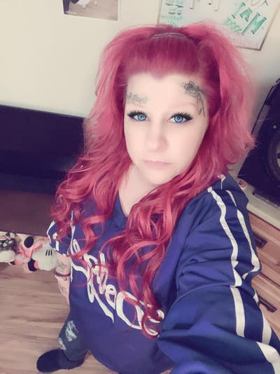 Woman looking for a room in San Fernando Valley Main Photo