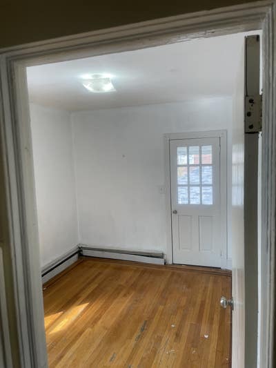 Medium room with attached balcony Main Photo