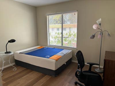 Room and private bathroom utilities included Main Photo