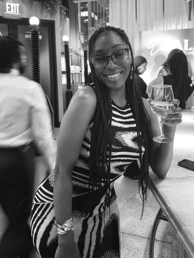 I am a professional female aged 28. I am look... Main Photo