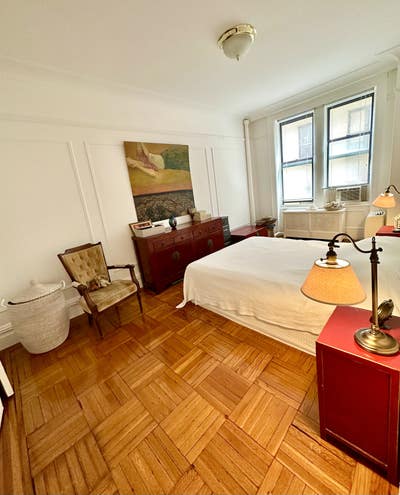 A beautiful newly renovated large bedroom Main Photo