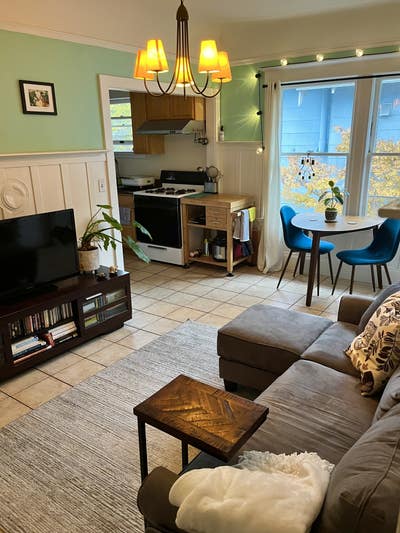 Privacy & Parking! Your own living room & entrance Main Photo