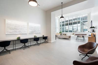 1 master bedroom with a skyline view is available Main Photo