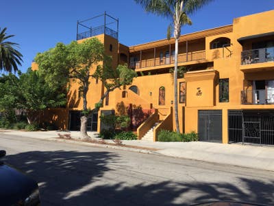 Large bedroom with bath available in Hollywood Main Photo