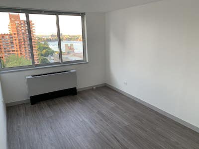 Large Room for Rent Luxury Bldg Main Photo