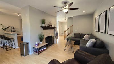 Room for rent in updated townhome Main Photo