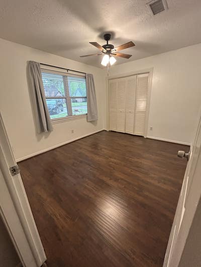 Bedroom with shared bathroom  Main Photo