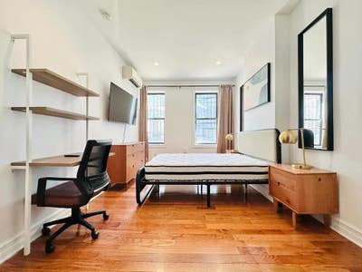 Large room, laundry, AC, 25 min to Manhattan #583 Main Photo