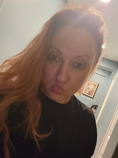 Woman looking for a room in Antelope Valley Main Photo