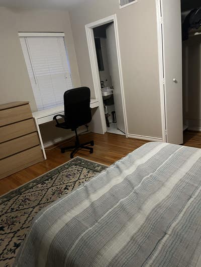 Room w/ private bathroom  Main Photo