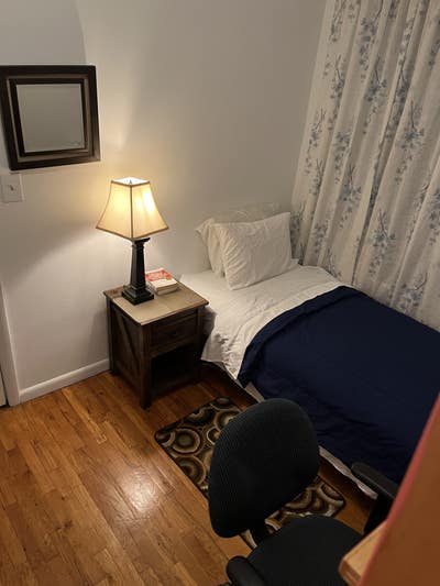 Cozy room for rent, a block away from water view! Main Photo