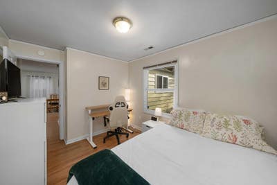 Nicely furnished room with reserved parking  space Main Photo