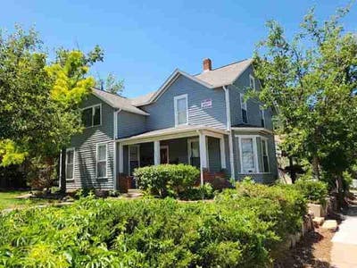 Studio apartment on the Hill Main Photo