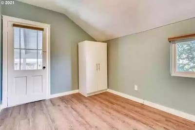 Room w private balcony in Oregon City triplex Main Photo