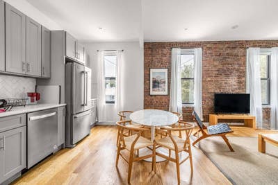 Room in Ridgewood on a flexible lease Main Photo