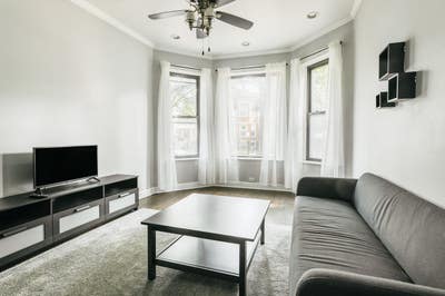 Room in Logan Square on a flexible lease Main Photo