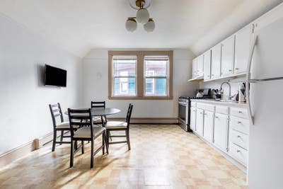Room in Roxbury on a flexible lease Main Photo
