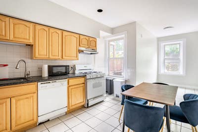 Room in Brookline on a flexible lease Main Photo