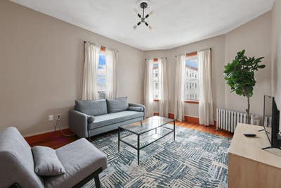 Room in Dorchester Center on a flexible lease Main Photo